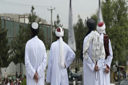 ماموران امر‌ به‌ معروف گروه طالبان به تاکسی‌ران‌ها در استان هرات: زنان بدون چادری را انتقال ندهید