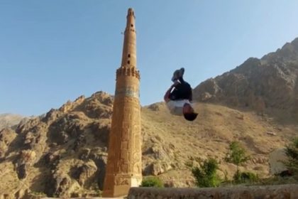 حرکات نمایشی یک ورزش‌کار در کنار منار جام در استان غور