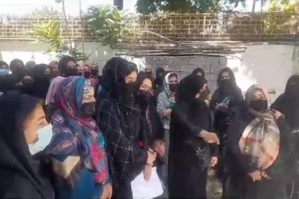 تجمع اعتراضی زنان آرایش‌گر علیه دستور بسته‌شدن آرایش‌گاه‌ها در کابل