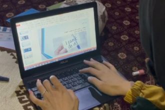 ایستادگی دختران بلخی در برابر محدودیت‌های گروه طالبان با راه‌اندازی تجارت‌های انلاین