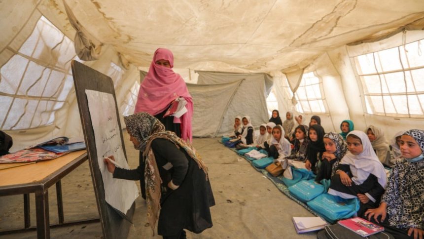 اوچا از توقف آموزش هزاران کودک در افغانستان به دلیل کم‌بود بودجه خبر داد