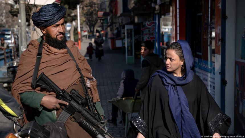 حاکمیت گروه طالبان حقوق زنان را گرفته‌ و به مردان قدرت داده‌است