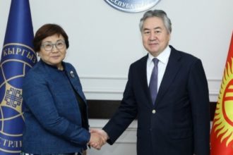 وزیر امور خارجه‌ی قرقيزستان با رییس هیات معاونت سازمان ملل‌متحد در افغانستان دیدار کرد