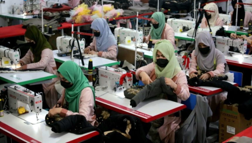 فراهم‌سازی زمینه‌ی کاری به ۷۰ زن توسط یک بازرگان در استان بلخ