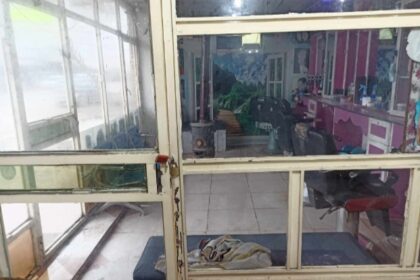 ماموران امر به معروف طالبان یک آرایش‌گاه مردانه را در استان تخار مسدود کردند
