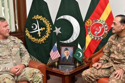 دیدار فرمانده‌ی سنتکام با مقام‌های ارتش پاکستان از ساحات مرزی پاکستان و افغانستان